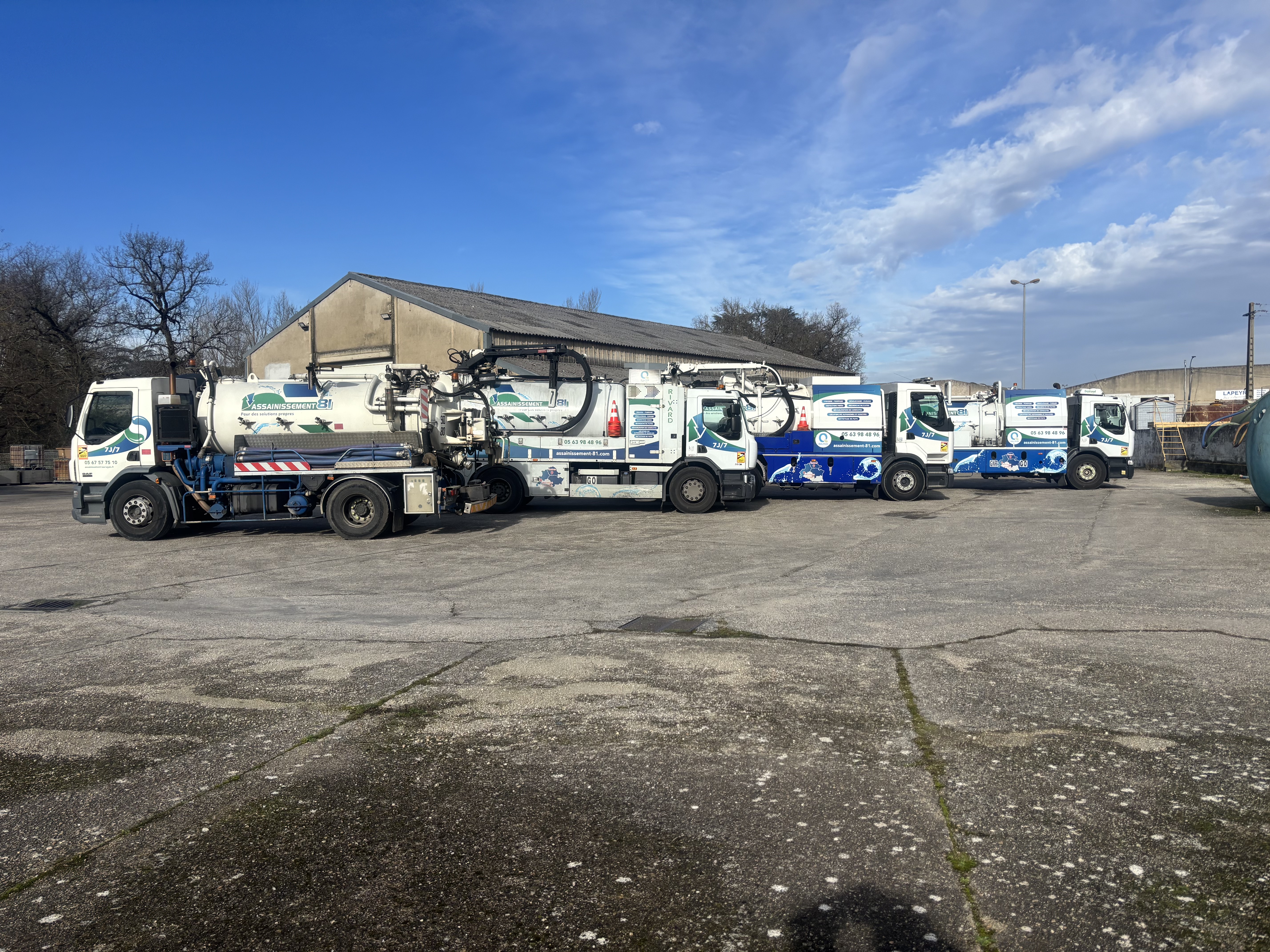 Camion hydrocureur et technicien